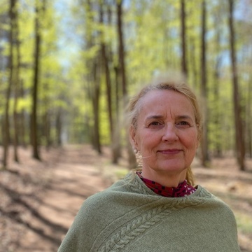 Welmoed - Ik werk met een brede combinatie van therapeutische en holistische methoden, waaronder lichaamsgerichte psychotherapie, ademhalingstechnieken, biofeedback, en HAT-therapie – een effectieve methode verwant aan EMDR. Daarnaast put ik uit de Chinese geneeskunde, met specialisaties in Tuina-massage, kruidengeneeskunde en Qi Gong.